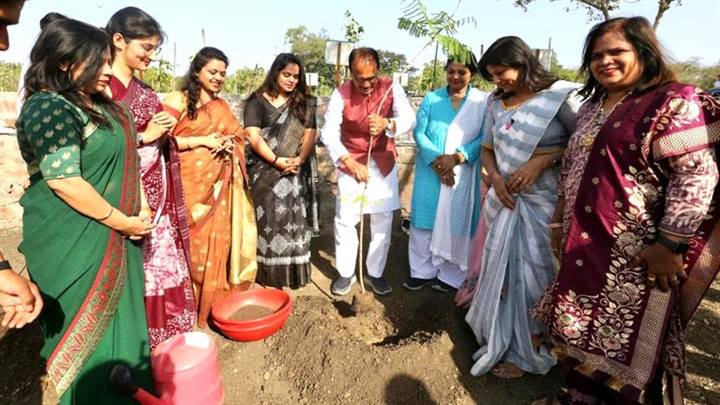 मुख्यमंत्री श्री चौहान ने आँवला, करंज और गुलमोहर के पौधे लगाए